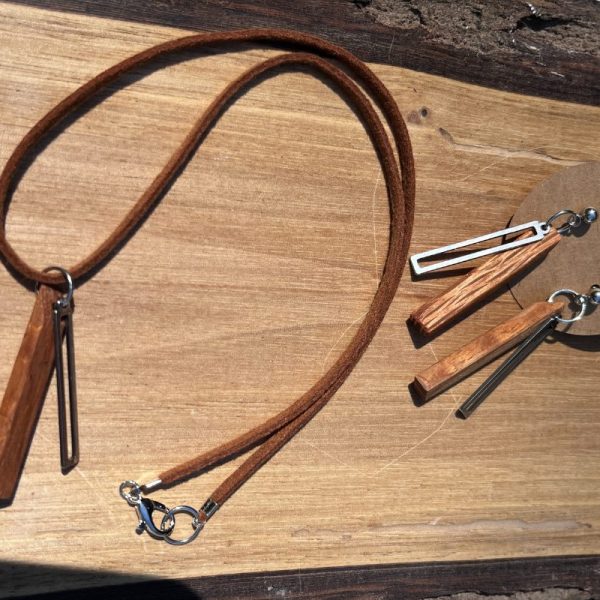 Lace wood ékszer szett Lace wood ékszer szett hasáb alakú fülbevalóból fémmel kombinálva és egy ugyanilyen medál hasított bőr lánccal alkotják a szettet.