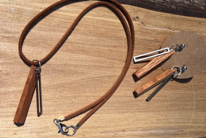 Lace wood ékszer szett Lace wood ékszer szett hasáb alakú fülbevalóból fémmel kombinálva és egy ugyanilyen medál hasított bőr lánccal alkotják a szettet.