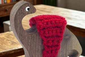 Kicsi Brontosaurus Kicsi brontosaurus feketediófából készül lombfűrésszel. Elérhető pulóverrel vagy anélkül