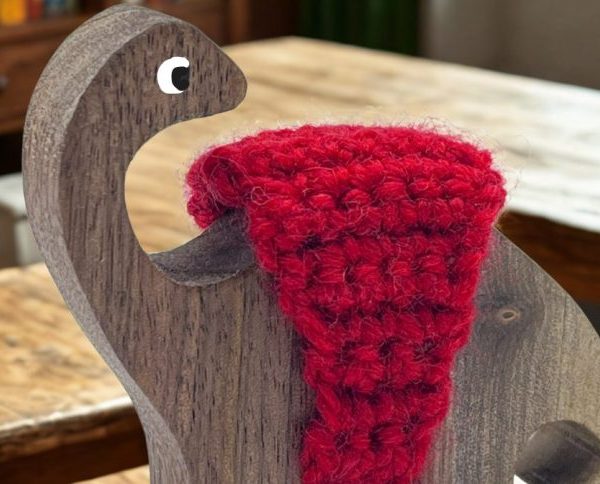 Kicsi brontosaurus feketediófából készül lombfűrésszel. Elérhető pulóverrel vagy anélkül