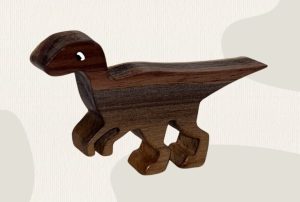 Raptor Raptor kézműves ajándék gyermekének feketediófából. Elérhető pulóverrel vagy anélkül.