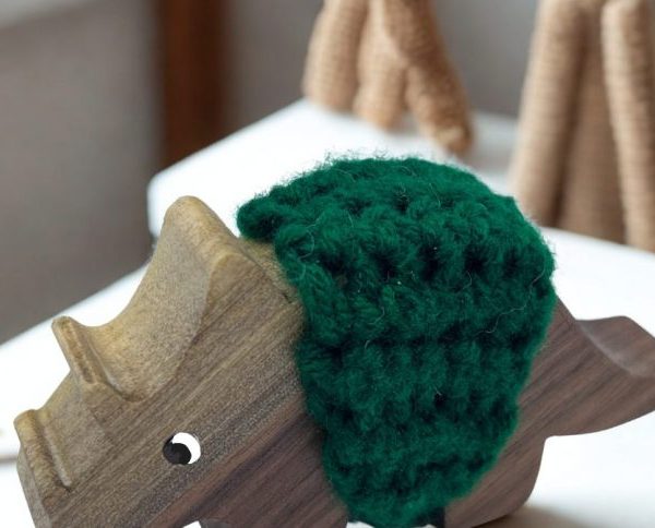 Triceratops feketediófából a gyerekek kedvence. Elérhető pulcsiban vagy anélkül.